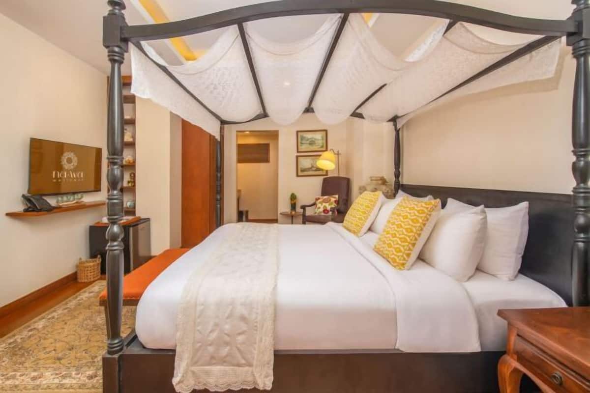 Minibar, in-room safe, blackout drapes, WiFi (free)