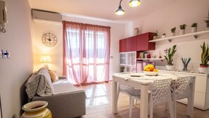A modern apartment with a living room, dining area, and kitchen. - Apartment 50 meters from the sea in Taormina, with free private parking (Mazzeo)