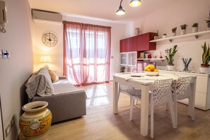 Smart TV, books - Apartment 50 meters from the sea in Taormina, with free private parking (Mazzeo)