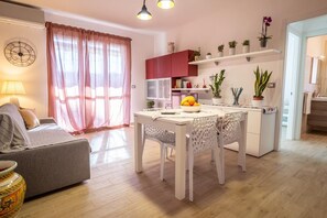 Smart TV, books - Apartment 50 meters from the sea in Taormina, with free private parking (Mazzeo)