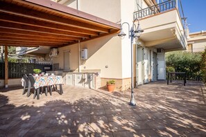 Outdoor dining - Apartment 50 meters from the sea in Taormina, with free private parking (Mazzeo)