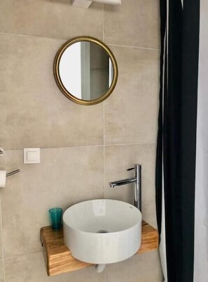 Secadora de cabello, toallas, jabón, shampoo