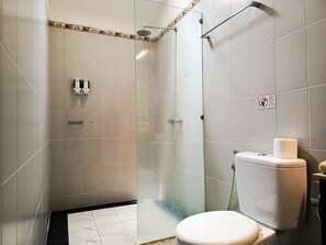 Shower, towels - Tanjung Lima Hotel Legian (Legian)