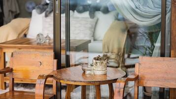 Deluxe Villa, Balcony, Hill View | Interior