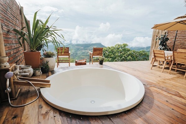 Villa luxueuse, balcon, vue sur la colline | Restauration en plein air