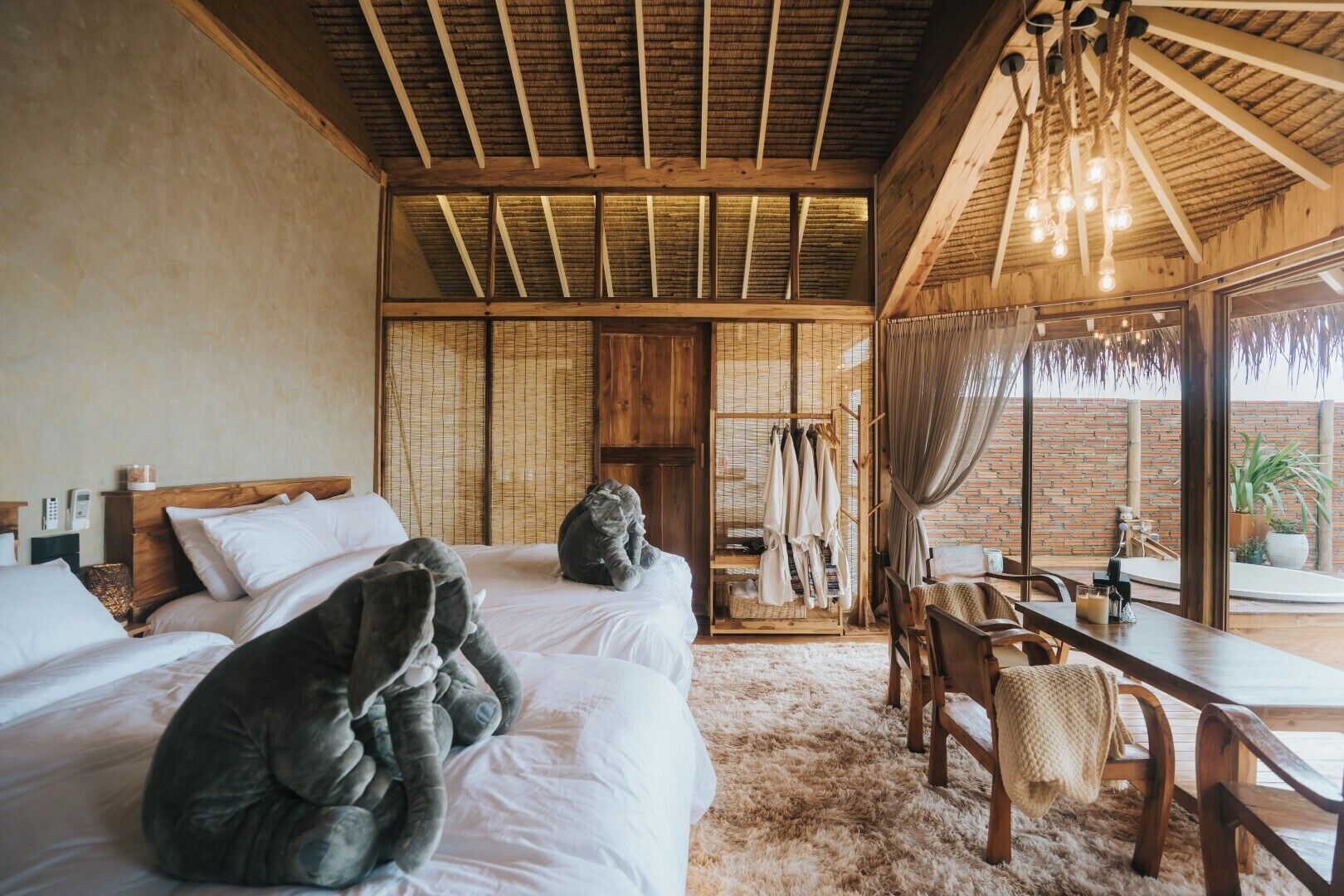 Luksusvilla, balkong, utsikt mot høyde | 1 soverom, skrivebord, skrivebord for bærbar PC og wi-fi (inkludert)