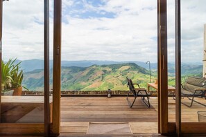 فيلا عادية - بشرفة - منظر للتل | المنشأة من الداخل