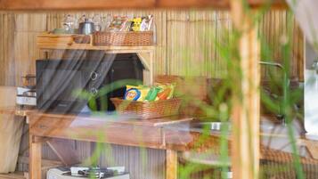 Deluxe Villa, Balcony, Hill View | Private kitchen | Mini-fridge