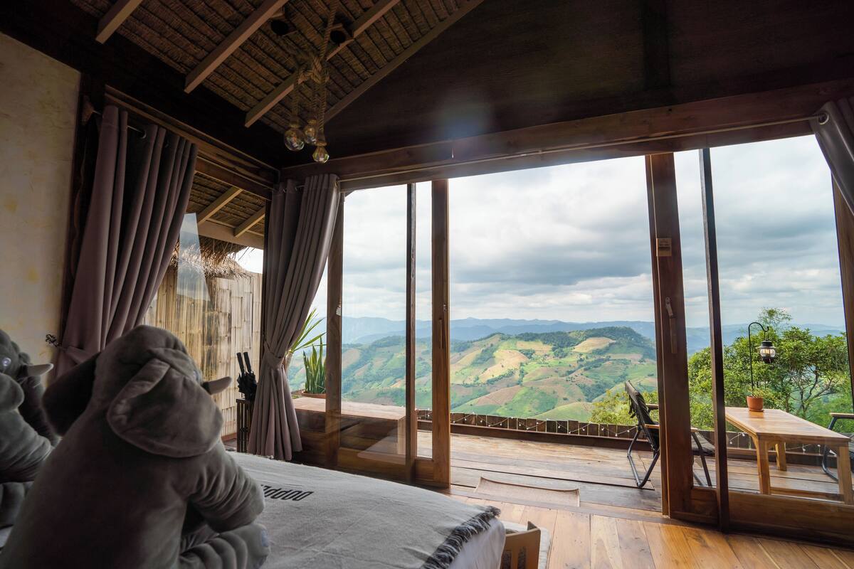 Standard-Villa, Balkon, Hügelblick