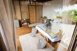 Vila standard, sacada, vista para a colina | 1 quarto, escrivaninha, espaço de trabalho para notebook