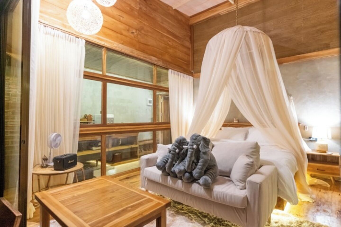 Deluxe Villa, Balcony, Hill View | Living area