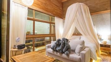 Deluxe Villa, Balcony, Hill View | Living area