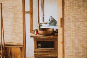 1 soverom, skrivebord, skrivebord for bærbar PC og wi-fi (inkludert)