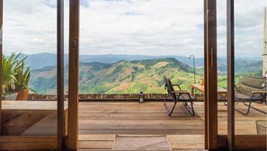 Vila standard, sacada, vista para a colina | Parte interna