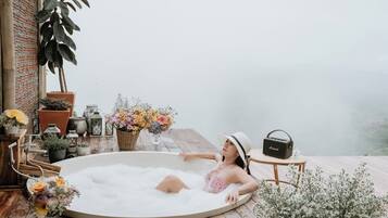 Villa – deluxe, balkong, utsikt mot høyde | Utendørs boblebad