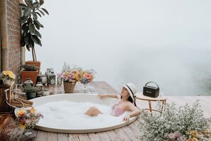 Villa Deluxe, balcón, vistas a la colina | Bañera de hidromasaje al aire libre
