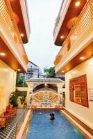 Fachada de la propiedad por la tarde o noche