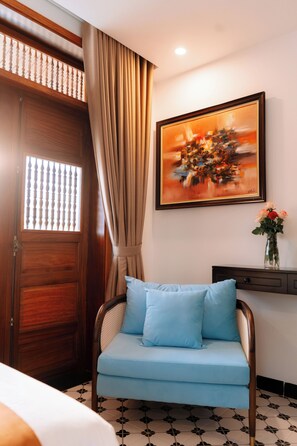 Panoraamasviitti, tupakointi kielletty | Ylelliset vuodevaatteet, Select Comfort -patjalliset sängyt, työpöytä