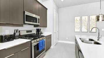 Frigorifero, forno, piano cottura, lavastoviglie