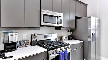 Kjøleskap, ovn, kokeplater og oppvaskmaskin