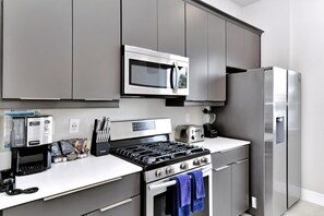 Een koelkast, een oven, een kookplaat, een vaatwasser