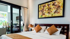 Une chambre d’hôtel avec un lit, une table de chevet, une lampe et un tableau au mur.