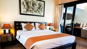 Une chambre d’hôtel avec un grand lit, deux tables de chevet avec des lampes, une grande fenêtre avec des rideaux et un tableau au mur.