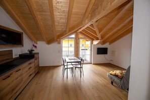 Living area - Ferienwohnung Bergblick, 1-4pers., 1sep. Schlafzimmer, Südbalkon (Chieming)