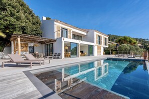 Outdoor pool, a heated pool - Villa Lemonlili vue mer Piscine Chauffée à Débordement (Carqueiranne)
