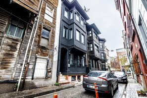 룸, 침실 1개, 테라스, 시내 전망 | 숙박 시설 정면