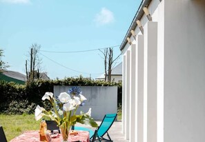 Outdoor dining - Ty Coum - Modern farmhouse with view of the aber (Lannilis)