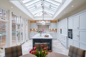 Dining - A spacious and grand Georgian house for 8 in central Chichester with parking. (Chichester)