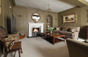 Smart TV, fireplace, books, stereo - A spacious and grand Georgian house for 8 in central Chichester with parking. (Chichester)