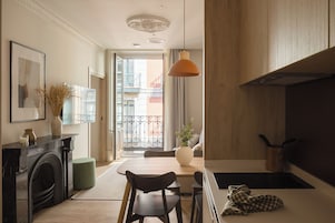 Refrigerador, microondas, placa de cocina, cafetera expreso