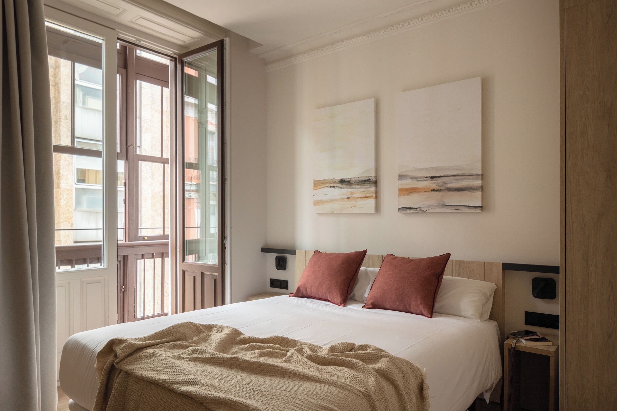 ノートパソコン用作業スペース、遮光カーテン、防音設備、アイロン / アイロン台