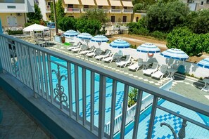 Seasonal outdoor pool, pool umbrellas, sun loungers - Anna's Studios & Apartments (Zakynthos)