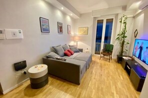 Smart TV, books - Comoluxhouse- Entire apartment (Como)