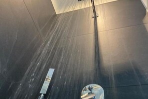 Dusj, hårføner, badekåper og bidé