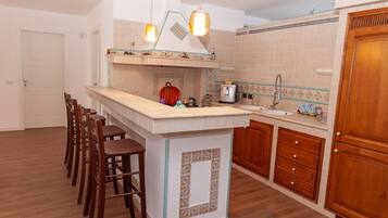 KĂŒhlschrank, Mikrowelle, Ofen, Herdplatte