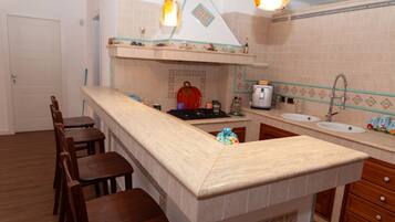 KĂŒhlschrank, Mikrowelle, Ofen, Herdplatte