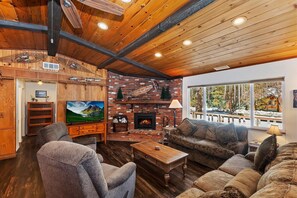 Een televisie en een open haard