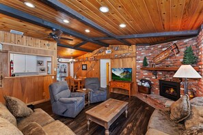 Een televisie en een open haard