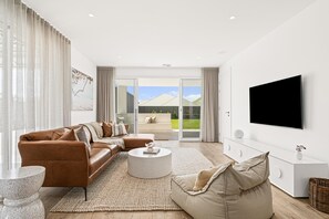 Télévision, cheminée, livres