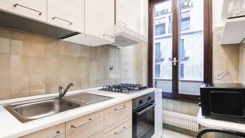 Refrigerador, horno, parrilla de estufa y condimentos