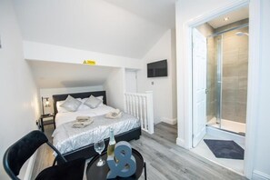 5 bedrooms, iron/ironing board, WiFi, bed sheets
