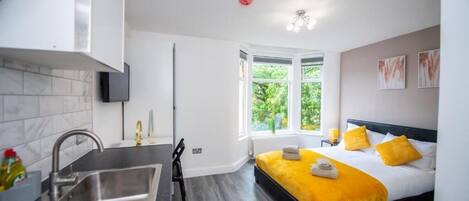 5 bedrooms, iron/ironing board, WiFi, bed sheets