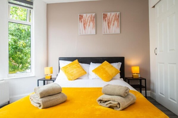 5 bedrooms, iron/ironing board, WiFi, bed sheets