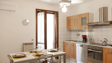 Frigorifero, microonde, forno, piano cottura