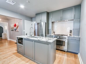 Fridge, microwave, oven, stovetop - 9 Min. to Fairgrounds Coliseum | Close to OC & SNU (Oklahoma City)