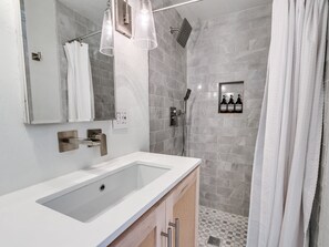 Hårtørrer, håndklæder, Shampoo